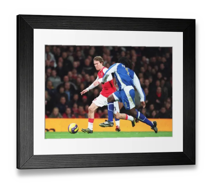 Framed Print : Alex Hleb (Arsenal) Linvoy Primus (Portsmouth)