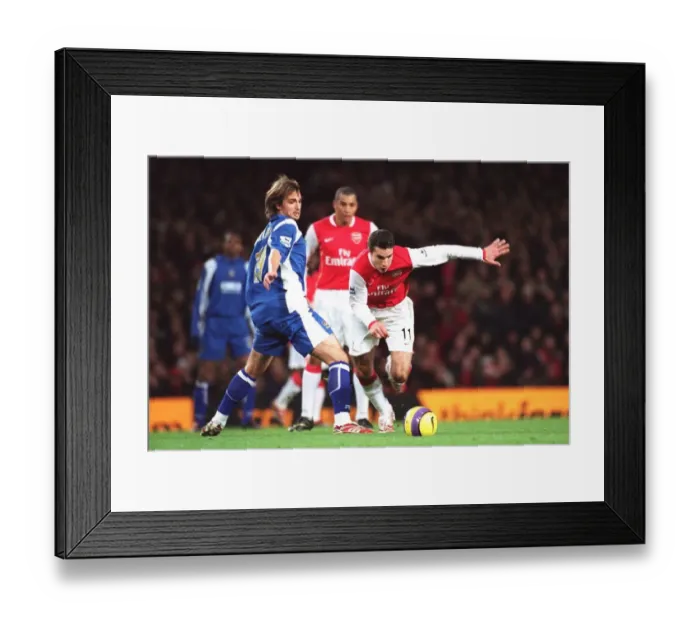 Framed Print : Robin van Persie (Arsenal) Niko Kranjcar (Portsmouth)