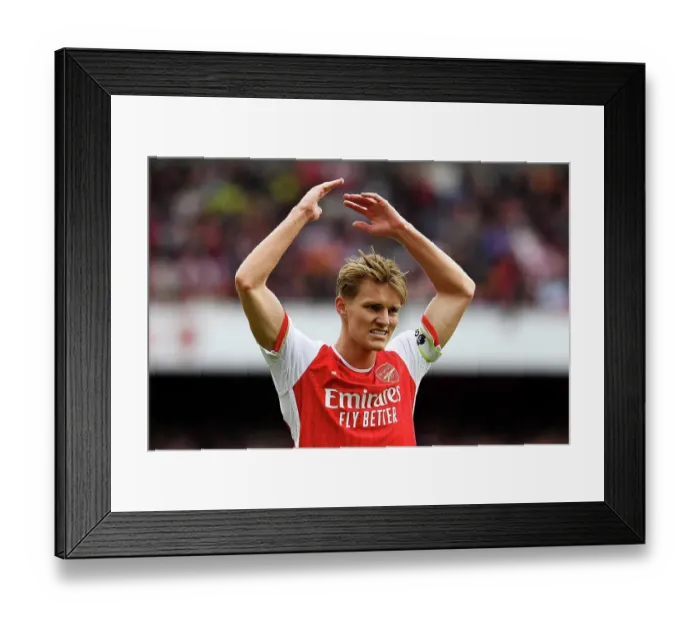 Framed Print : Arsenal FC v Aston Villa - Premier League Framed Print : Arsenal FC v Aston Villa - Premier League