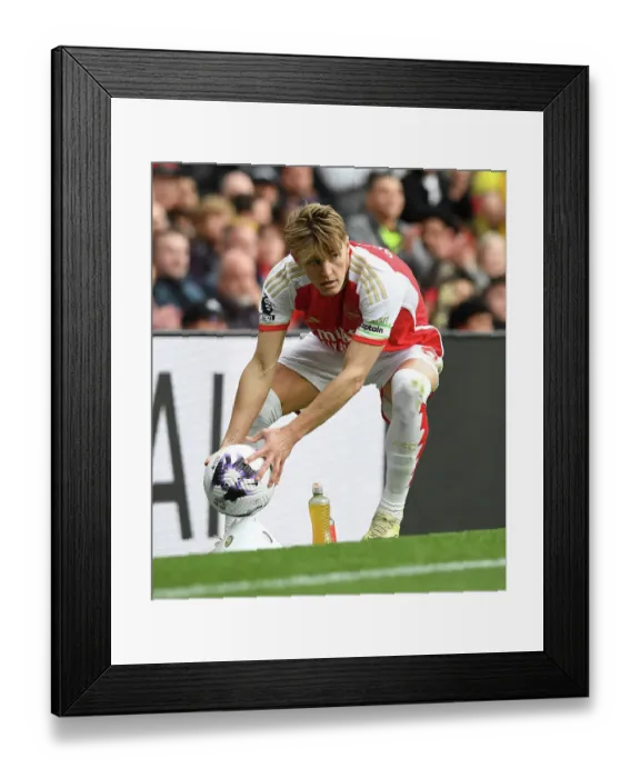 Framed Print : Arsenal FC v Aston Villa - Premier League Framed Print : Arsenal FC v Aston Villa - Premier League