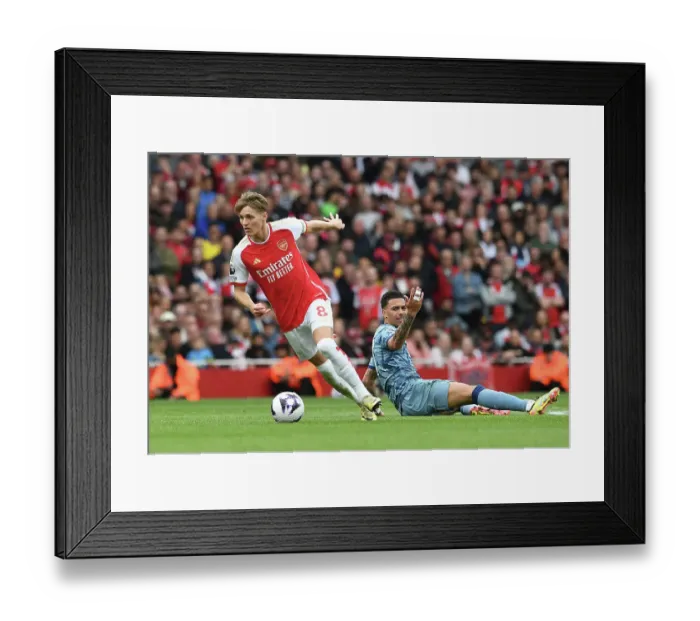 Framed Print : Arsenal FC v Aston Villa - Premier League Framed Print : Arsenal FC v Aston Villa - Premier League