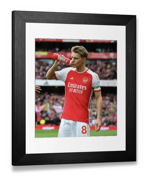 Framed Print : Arsenal FC v Aston Villa - Premier League