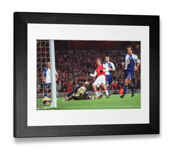 Framed Print : Alex Hleb scores Arsenals 2nd goal past Brad Friedel (Blacburn) Framed Print : Alex Hleb scores Arsenals 2nd goal past Brad Friedel (Blacburn)