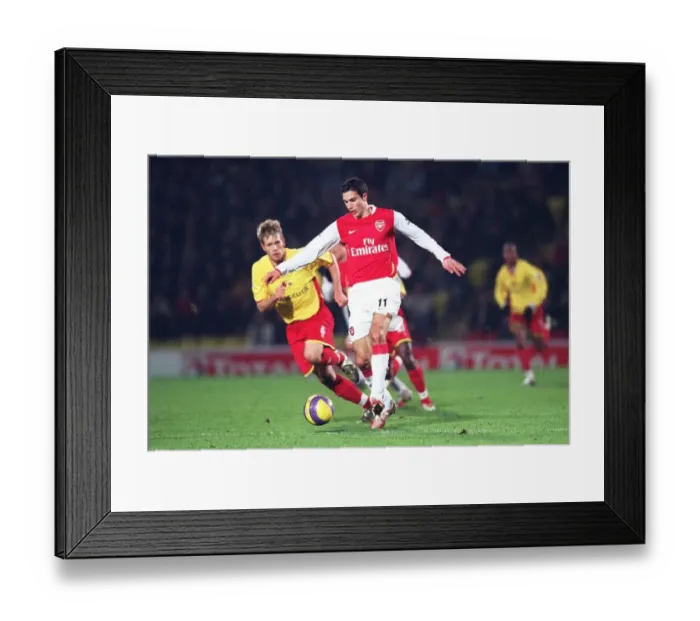 Framed Print : Robin van Persie (Arsenal) Jay Demerit (Watford) Framed Print : Robin van Persie (Arsenal) Jay Demerit (Watford)