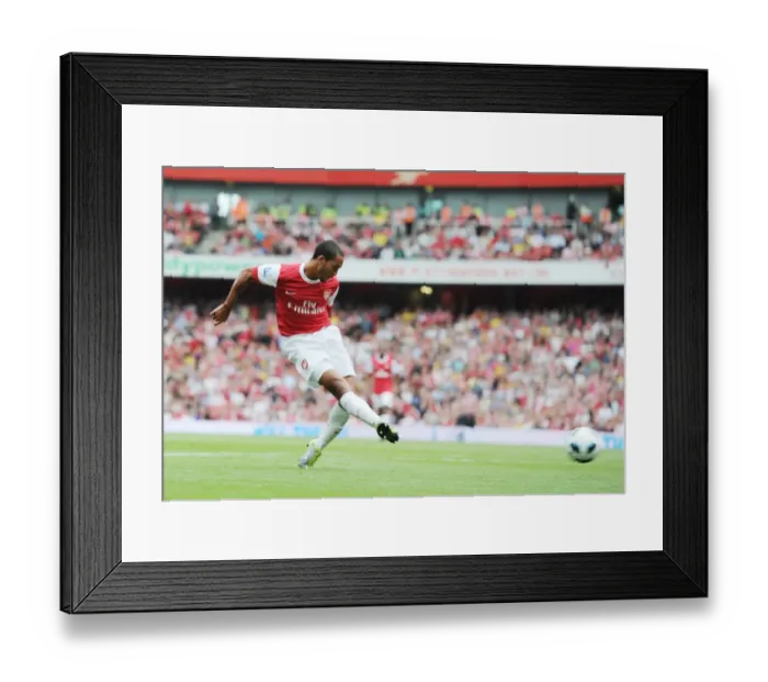 Framed Print : Theo Walcott shoots past Blackpool goalkeeper Matthew Gilks to score the 1st Arsenal goal Framed Print : Theo Walcott shoots past Blackpool goalkeeper Matthew Gilks to score the 1st Arsenal goal