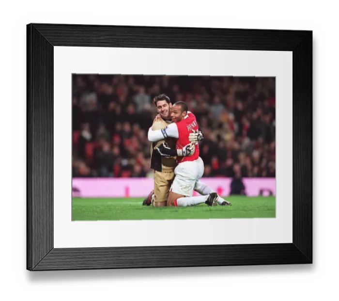 Framed Print : Thierry Henry (Arsenal) Scott Carson (Charlton)