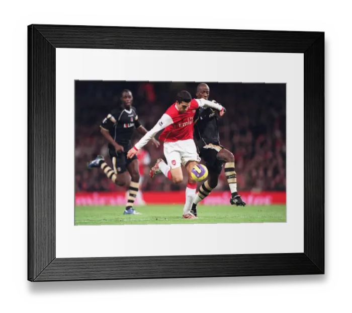 Framed Print : Robin van Persie (Arsenal) Souleymane Diawara (Charlton)