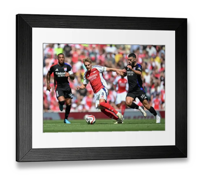 Framed Print : Arsenal v Olympique Lyonnais - Pre-Season Friendly Framed Print : Arsenal v Olympique Lyonnais - Pre-Season Friendly