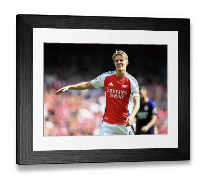Framed Print : Arsenal v Olympique Lyonnais - Pre-Season Friendly Framed Print : Arsenal v Olympique Lyonnais - Pre-Season Friendly