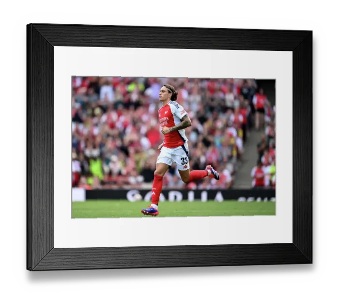 Framed Print : Arsenal v Olympique Lyonnais - Pre-Season Friendly Framed Print : Arsenal v Olympique Lyonnais - Pre-Season Friendly