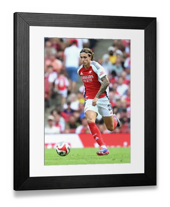 Framed Print : Arsenal v Olympique Lyonnais - Pre-Season Friendly Framed Print : Arsenal v Olympique Lyonnais - Pre-Season Friendly