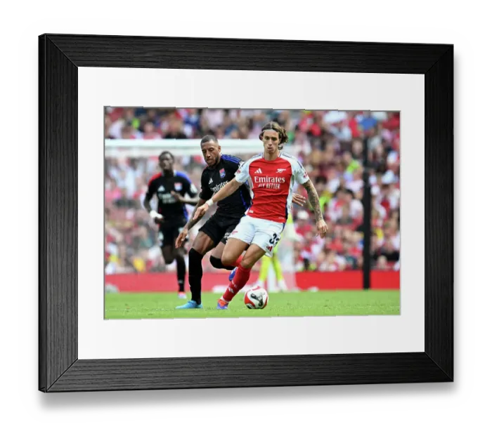 Framed Print : Arsenal v Olympique Lyonnais - Pre-Season Friendly Framed Print : Arsenal v Olympique Lyonnais - Pre-Season Friendly