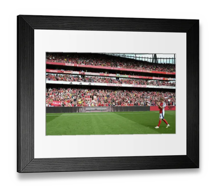 Framed Print : Arsenal v Olympique Lyonnais - Pre-Season Friendly Framed Print : Arsenal v Olympique Lyonnais - Pre-Season Friendly
