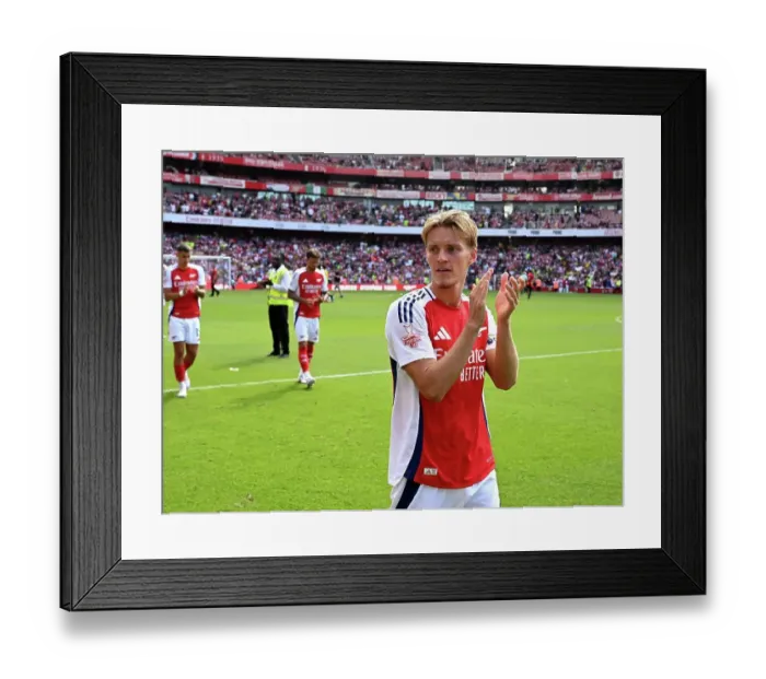 Framed Print : Arsenal v Olympique Lyonnais - Pre-Season Friendly