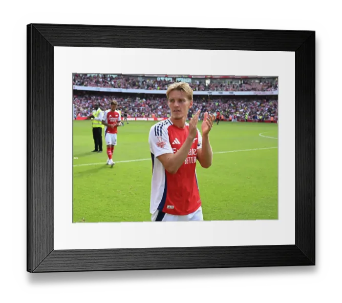 Framed Print : Arsenal v Olympique Lyonnais - Pre-Season Friendly