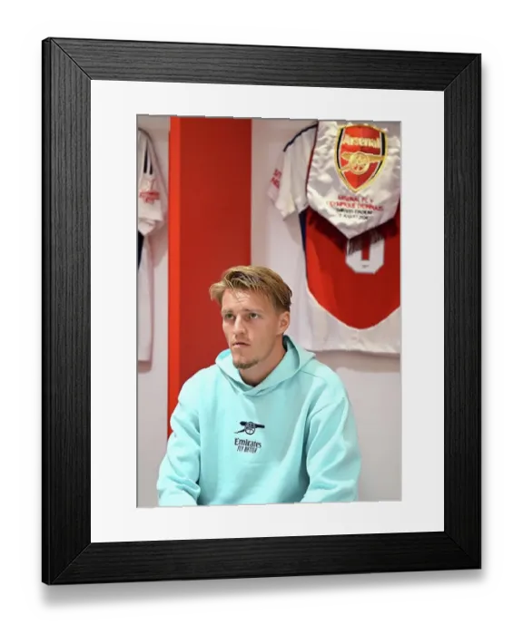 Framed Print : Arsenal v Olympique Lyonnais - Pre-Season Friendly Framed Print : Arsenal v Olympique Lyonnais - Pre-Season Friendly