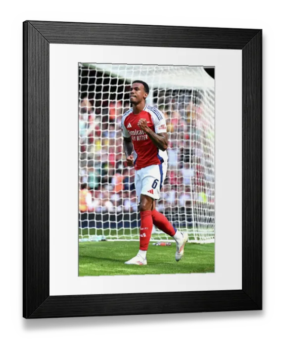 Framed Print : Arsenal v Olympique Lyonnais - Pre-Season Friendly Framed Print : Arsenal v Olympique Lyonnais - Pre-Season Friendly