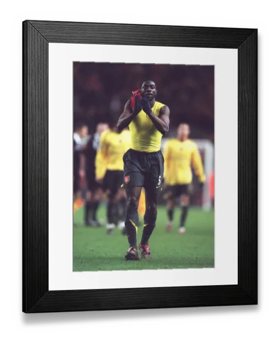 Framed Print : Kolo Toure (Arsenal) claps the fans after the match