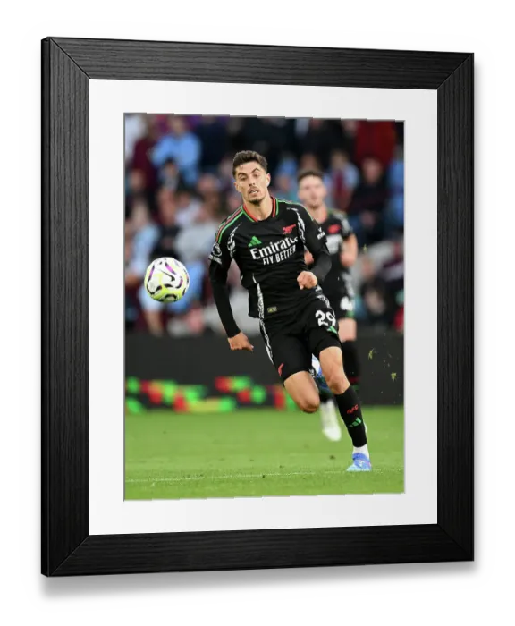 Framed Print : Aston Villa FC v Arsenal FC - Premier League