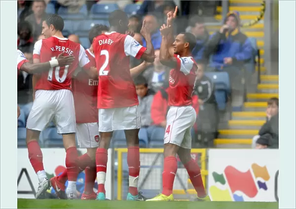 Theo Walcott celebrates scoring the 1st Arsenal goal with Abou Diaby, Cesc Fabregas