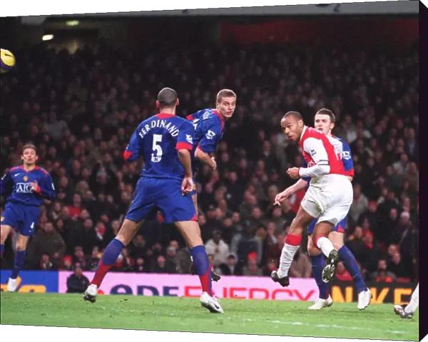 Thierry Henry scores Arsenals 2nd goal under pressure from Nemanja Vidic (Man Utd)