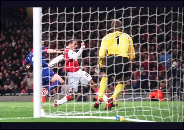 Robin van Persie's Thrilling Goal: Arsenal Takes the Lead over Manchester United, FA Premiership, Emirates Stadium (2007)