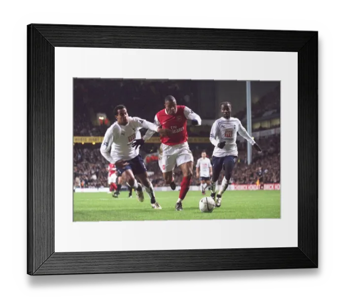 Framed Print : Julio Baptista (Arsenal) Tom Huddlestone and Pascal Chimbonda (Tottenham)