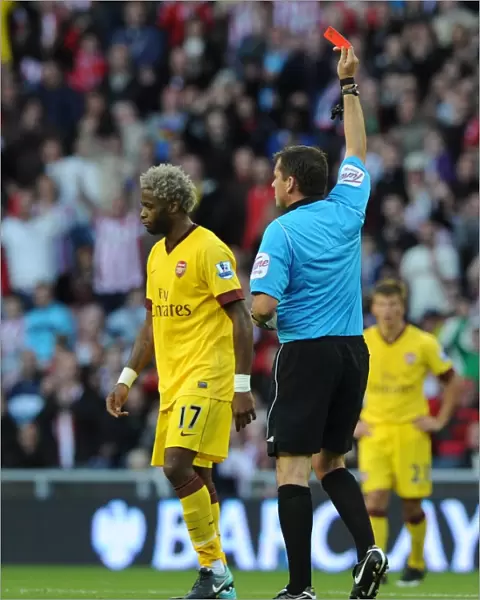 Alex Song (Arsenal) is shown a red card by referee Phil Dowd. Sunderland 1: 1 Arsenal