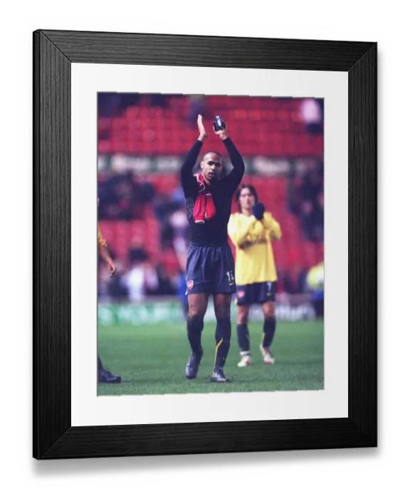 Framed Print : Arsenal captain Thierry Henry waves to the fans after the match