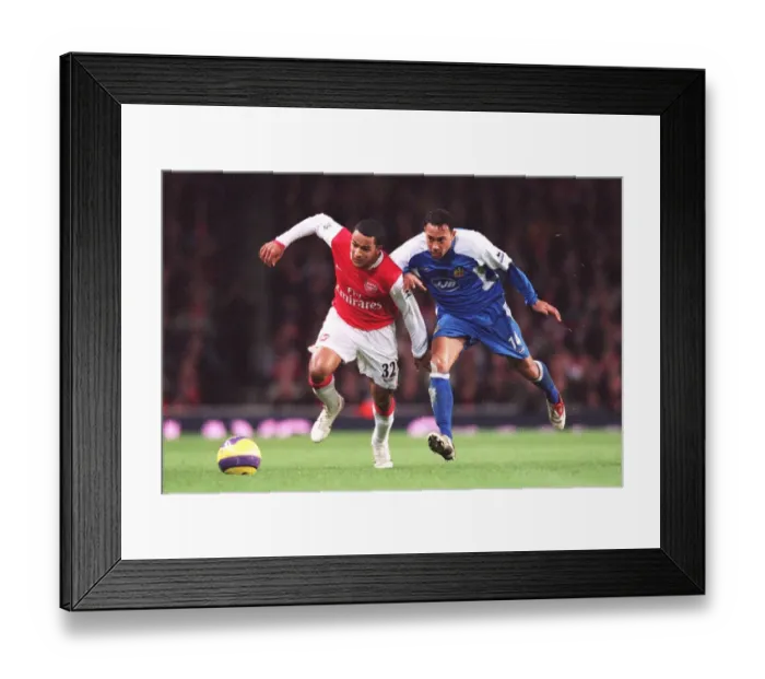 Framed Print : Theo Walcott (Arsenal) Denny Landzaat (Wigan)