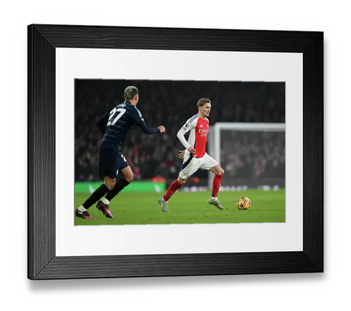 Framed Print : Arsenal FC v Aston Villa FC - Premier League Framed Print : Arsenal FC v Aston Villa FC - Premier League