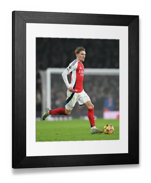 Framed Print : Arsenal FC v Aston Villa FC - Premier League Framed Print : Arsenal FC v Aston Villa FC - Premier League