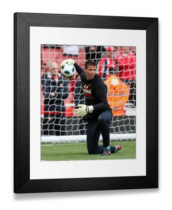 Framed Print : Wojciach Szczesny (Arsenal) warms up in his Arsenal for Everyone t shirt