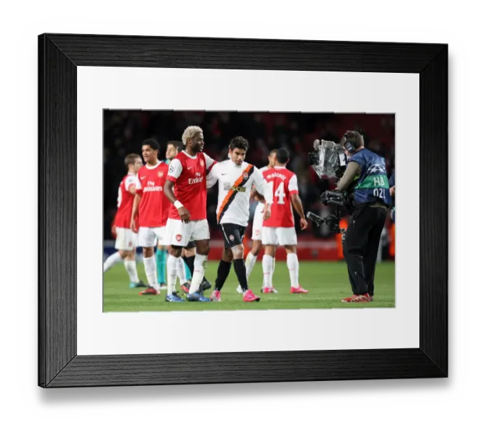 Framed Print : Alex Song (Arsenal) with Eduardo (Shaktar) the former Arsenal player after the match