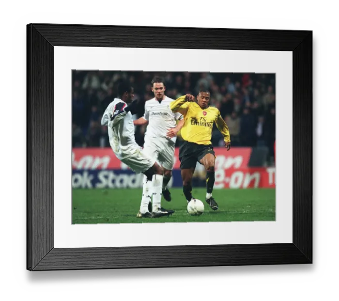 Framed Print : Julio Baptista (Arsenal) Ricardo Vax Te and Kevin Nolan (Bolton)