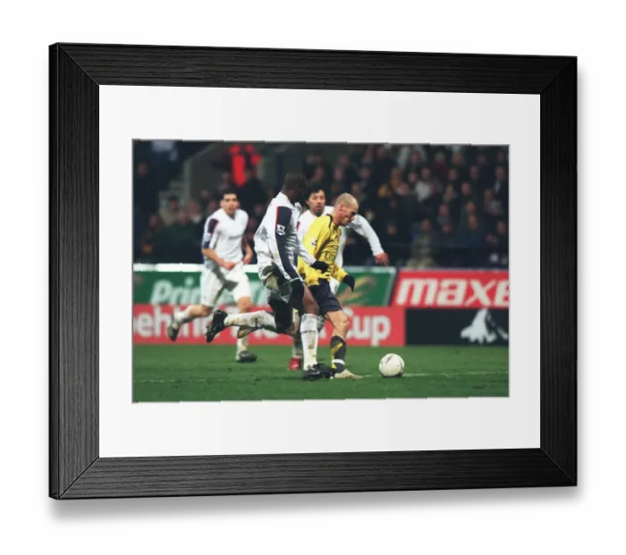 Framed Print : Freddie Ljungberg breaks past Bolton defender Abdoulaye Meite to score the 2nd Arsenal goal