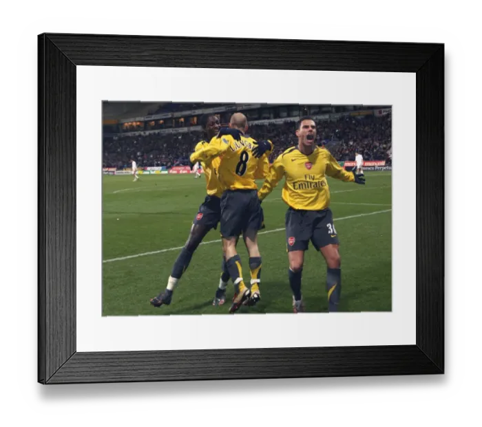 Framed Print : Freddie Ljungberg celebrates scoring the 2nd Arsenal goal with Emmanuel Adebayor