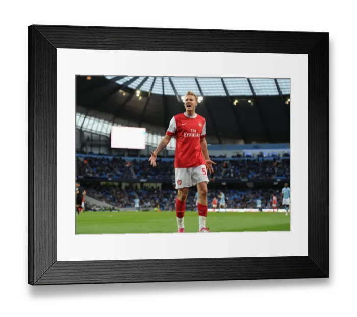 Framed Print : Nicklas Bendtner celebrates scoring the 3rd Arsenal goal. Manchester City 0: 3 Arsenal