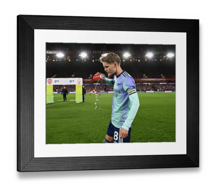 Framed Print : Nottingham Forest FC v Arsenal FC - Premier League Framed Print : Nottingham Forest FC v Arsenal FC - Premier League