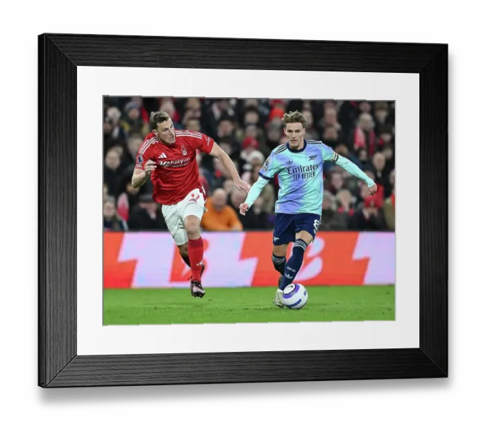 Framed Print : Nottingham Forest FC v Arsenal FC - Premier League Framed Print : Nottingham Forest FC v Arsenal FC - Premier League