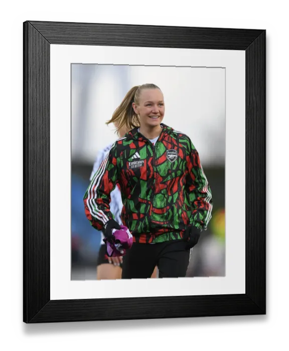 Framed Print : Real Madrid CF v Arsenal FC - UEFA Women's Champions League Quarter Finals First Leg Real Madrid CF v Arsenal FC - UEFA Women's Champions League Quarter Finals First Leg