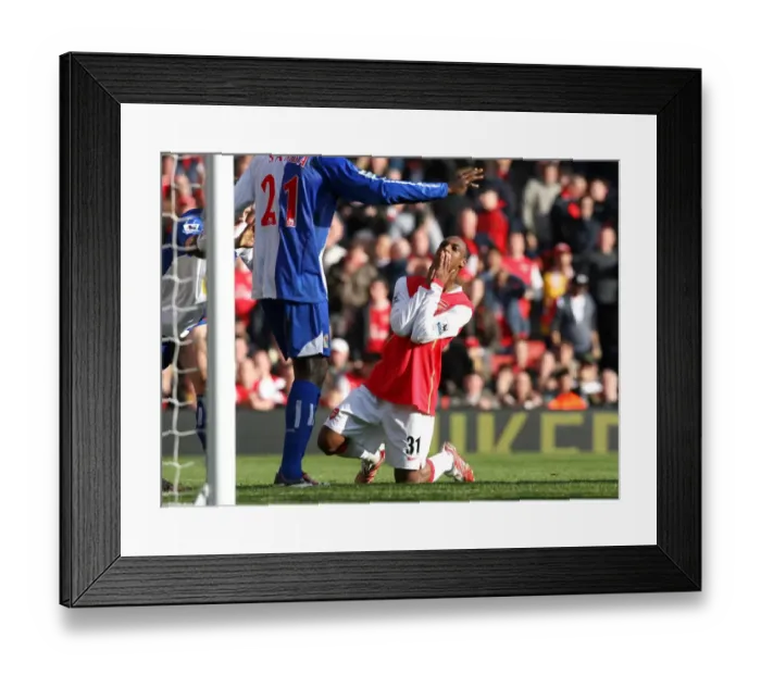 Framed Print : Justin Hoyte (Arsenal) goes close Framed Print : Justin Hoyte (Arsenal) goes close