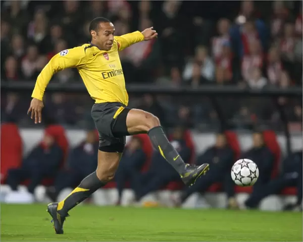 Thierry Henry's Champion Moment: Arsenal's Winning Goal in UEFA Champions League vs. PSV Eindhoven (2007)