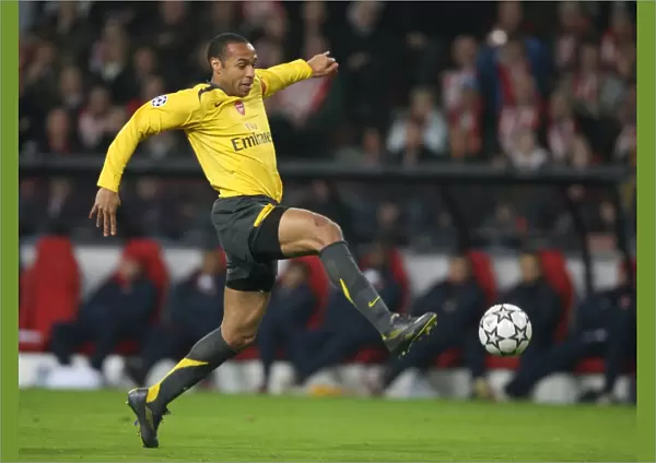 Thierry Henry's Champion Moment: Arsenal's Winning Goal in UEFA Champions League vs. PSV Eindhoven (2007)