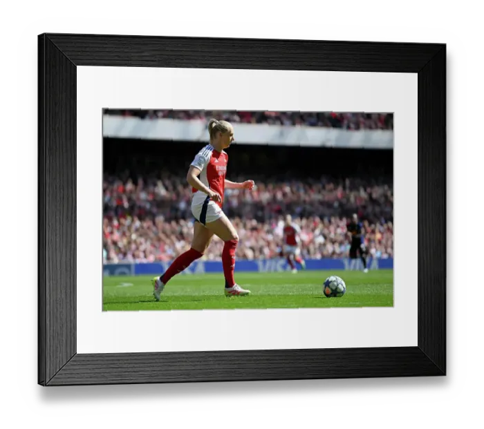 Framed Print : Arsenal WFC v Olympique Lyonnais - UEFA Women's Champions League Semi Final First Leg Framed Print : Arsenal WFC v Olympique Lyonnais - UEFA Women's Champions League Semi Final First Leg