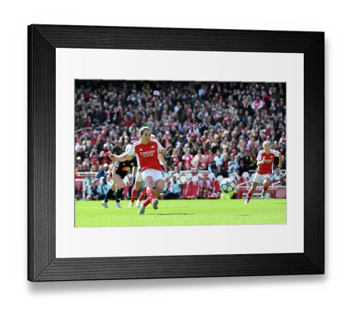 Framed Print : Arsenal WFC v Olympique Lyonnais - UEFA Women's Champions League Semi Final First Leg Framed Print : Arsenal WFC v Olympique Lyonnais - UEFA Women's Champions League Semi Final First Leg