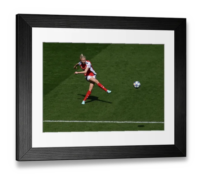 Framed Print : Arsenal WFC v Olympique Lyonnais - UEFA Women's Champions League Semi Final First Leg Framed Print : Arsenal WFC v Olympique Lyonnais - UEFA Women's Champions League Semi Final First Leg