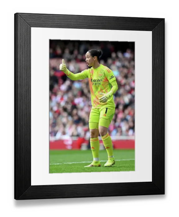 Framed Print : Arsenal WFC v Olympique Lyonnais - UEFA Women's Champions League Semi Final First Leg Framed Print : Arsenal WFC v Olympique Lyonnais - UEFA Women's Champions League Semi Final First Leg