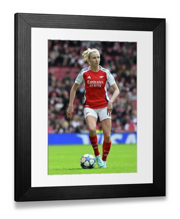Framed Print : Arsenal WFC v Olympique Lyonnais - UEFA Women's Champions League Semi Final First Leg Framed Print : Arsenal WFC v Olympique Lyonnais - UEFA Women's Champions League Semi Final First Leg