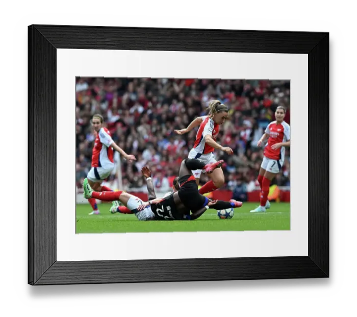Framed Print : Arsenal WFC v Olympique Lyonnais - UEFA Women's Champions League Semi Final First Leg Framed Print : Arsenal WFC v Olympique Lyonnais - UEFA Women's Champions League Semi Final First Leg